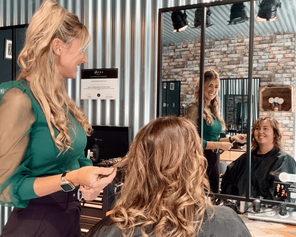 cliente salon coiffure heureuse