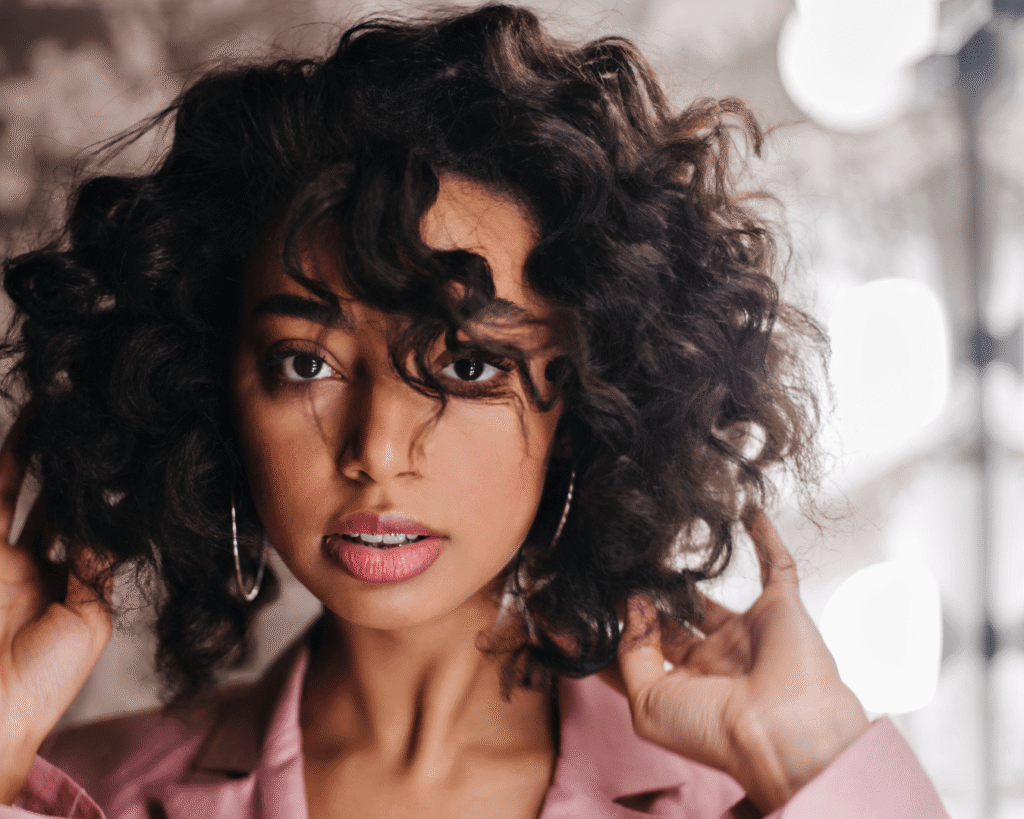 femme aux cheveux frisés