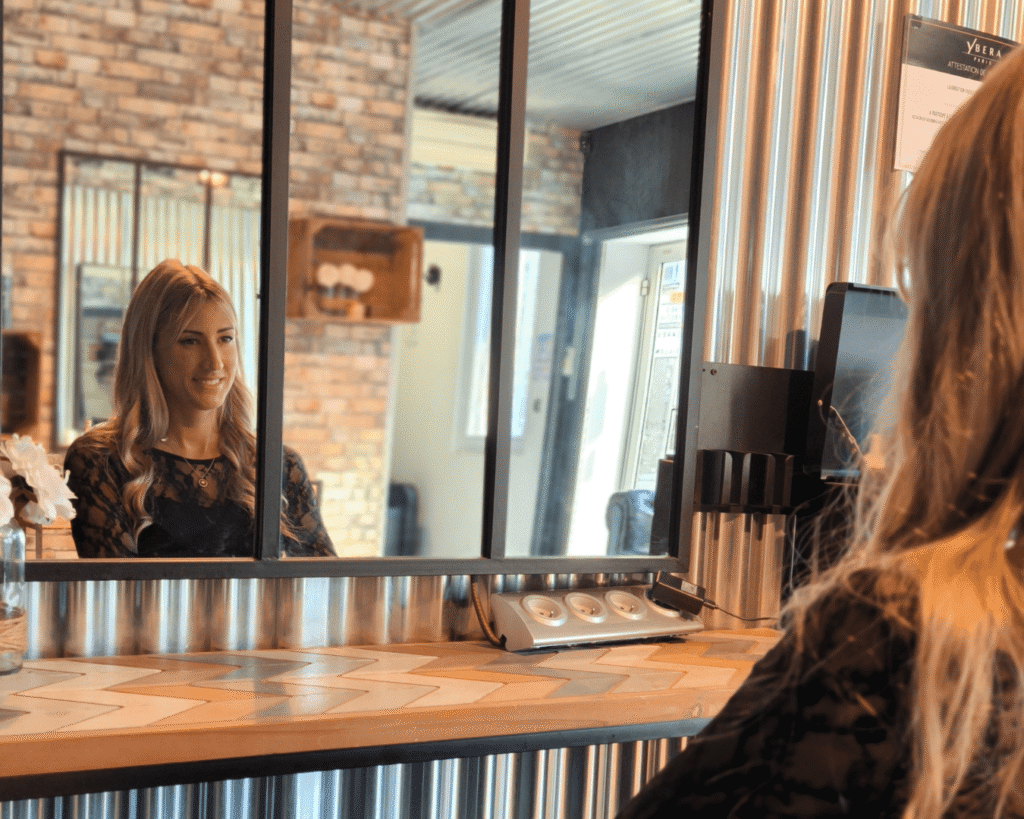 femme face a un miroir dans un salon de coiffure