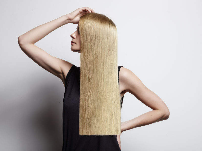 femme blonde aux cheveux lisses